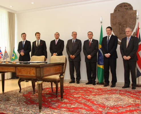 Da esquerda para a direita, Alex Ellis (Embaixador Britânico no Brasil), Eduardo Recoder de La Cuadra (Presidente da AstraZeneca Brasil), Glaucius Oliva (Presidente do CNPq), Jorge Guimarães (Presidente da CAPES), Sérgio Gargione (Presidente do CONFAP), George Osborne (Ministro das Finanças Britânico) e Marco Antônio Zago (Reitor da USP).